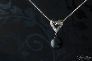 Black pearl pendant                 